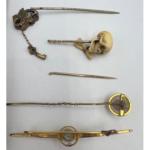 656 - Costume and gold jewellery to include 9 carat gold bar brooch with aquamarine and seed pearls, 9 car... 