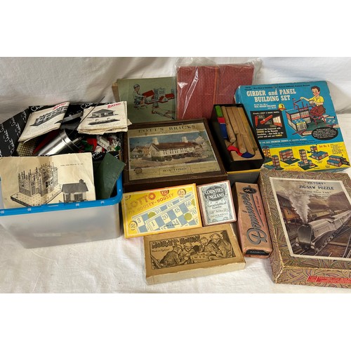 1317 - Vintage toys to include a complete Victory Jigsaw puzzle of 'The Silver Link', a quantity of Bayko a... 