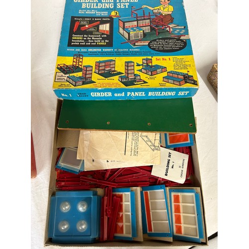 1317 - Vintage toys to include a complete Victory Jigsaw puzzle of 'The Silver Link', a quantity of Bayko a... 