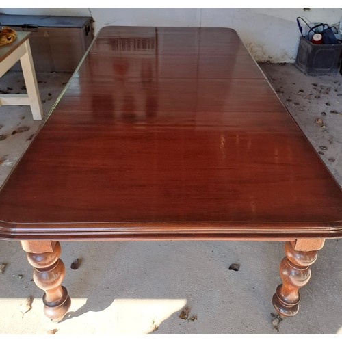 100 - A Victorian pull out extending mahogany dining table with three leaves. Fully open 74cm h x 295cm l ... 