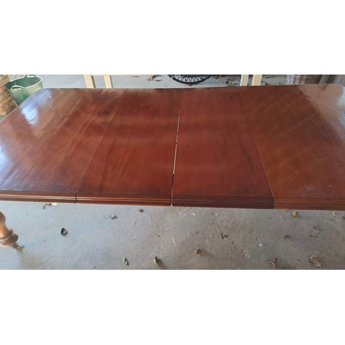 100 - A Victorian pull out extending mahogany dining table with three leaves. Fully open 74cm h x 295cm l ... 