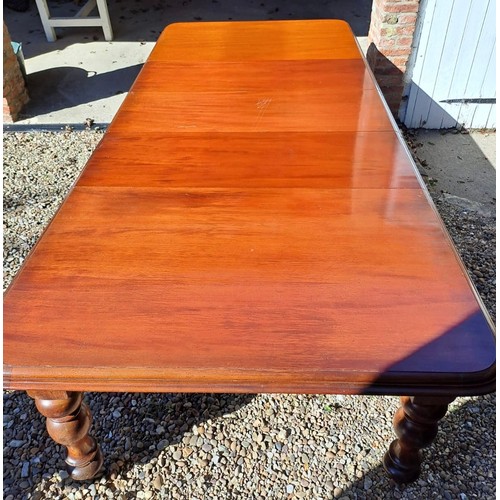 100 - A Victorian pull out extending mahogany dining table with three leaves. Fully open 74cm h x 295cm l ... 