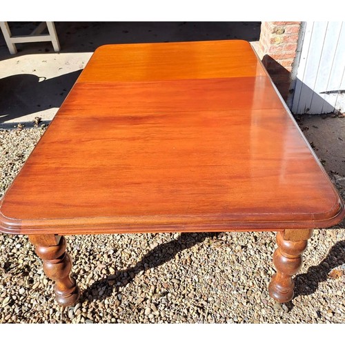 100 - A Victorian pull out extending mahogany dining table with three leaves. Fully open 74cm h x 295cm l ... 