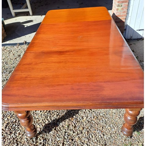 100 - A Victorian pull out extending mahogany dining table with three leaves. Fully open 74cm h x 295cm l ... 