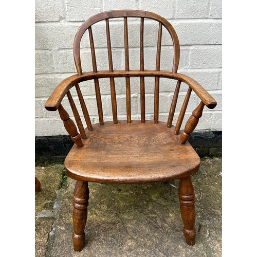 104 - Two children's Windsor chairs, an early 20thC oak and a later pine. The tallest one, pine 66.5 h x 3... 