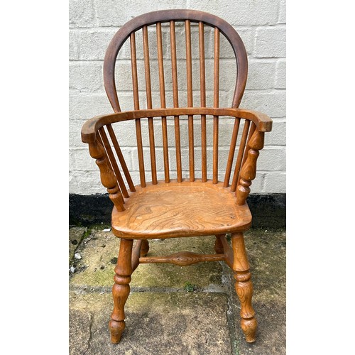 104 - Two children's Windsor chairs, an early 20thC oak and a later pine. The tallest one, pine 66.5 h x 3... 