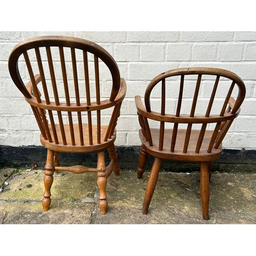 104 - Two children's Windsor chairs, an early 20thC oak and a later pine. The tallest one, pine 66.5 h x 3... 