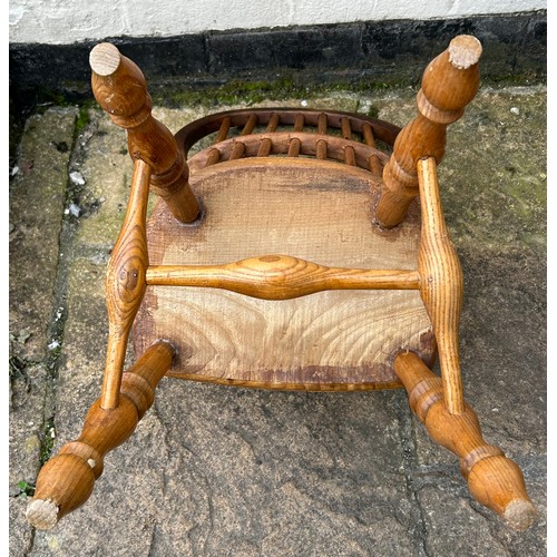 104 - Two children's Windsor chairs, an early 20thC oak and a later pine. The tallest one, pine 66.5 h x 3... 