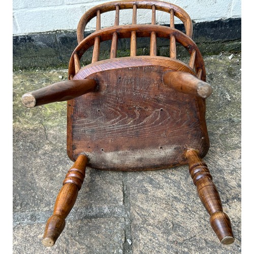 104 - Two children's Windsor chairs, an early 20thC oak and a later pine. The tallest one, pine 66.5 h x 3... 