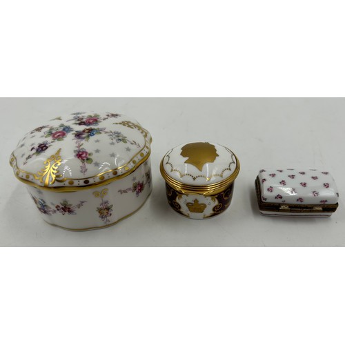 320 - A group of mixed ceramic items to include pill boxes: 2 x Royal Worcester, Limoges, Mulberry Hall, F... 