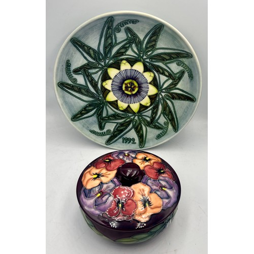 322 - Moorcroft pottery limited edition year plate for 1992, second series, first edition with certificate... 