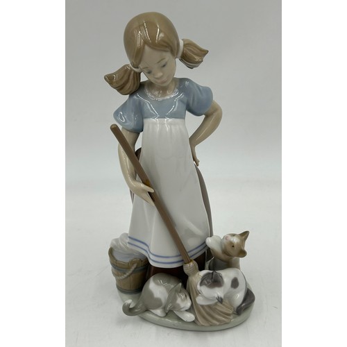 323 - Lladro: Playful Kittens 5232, Sleeping Kitten 5712, Boy with yacht 4810, Boy From Madrid 4898, Girl ... 