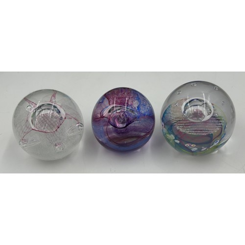 483 - Various glass items: paperweights to include John Deacons (1), Tweedsmuir (1), CGR/CG2, Caithness et... 