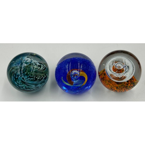 483 - Various glass items: paperweights to include John Deacons (1), Tweedsmuir (1), CGR/CG2, Caithness et... 