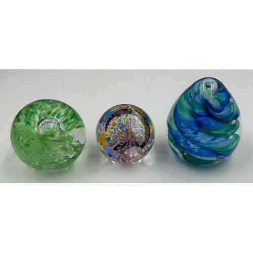 483 - Various glass items: paperweights to include John Deacons (1), Tweedsmuir (1), CGR/CG2, Caithness et... 