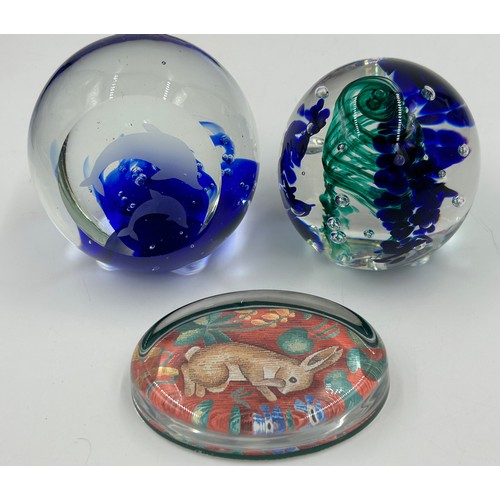 483 - Various glass items: paperweights to include John Deacons (1), Tweedsmuir (1), CGR/CG2, Caithness et... 