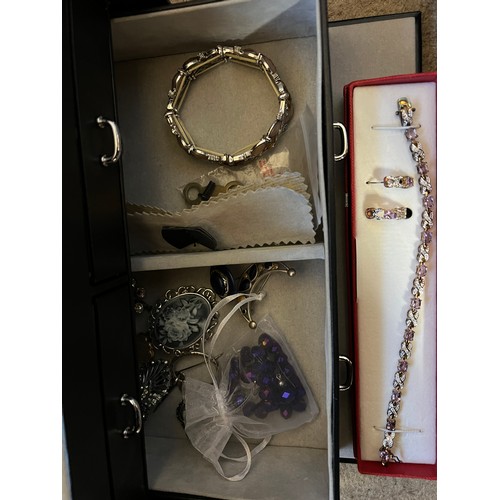 515 - A quantity of costume jewellery in a fitted jewellery box to include silver pendant, silver gate bra... 