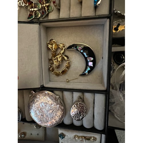 515 - A quantity of costume jewellery in a fitted jewellery box to include silver pendant, silver gate bra... 