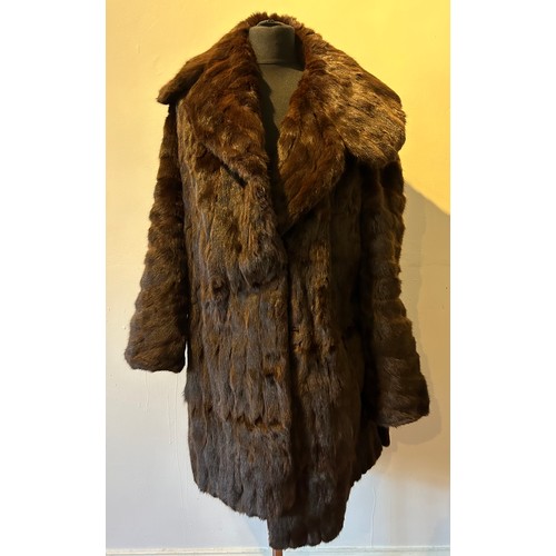 962 - A ladies vintage fur coat with wide collar. Back of collar to hem 88cm, armpit to armpit 56cm.