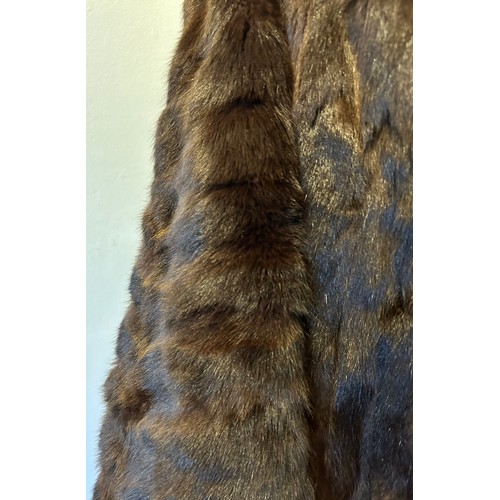 962 - A ladies vintage fur coat with wide collar. Back of collar to hem 88cm, armpit to armpit 56cm.