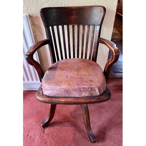 118 - An early 20thC oak swivel office chair. Height to back 85cm.