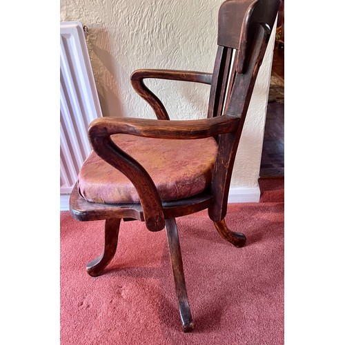 118 - An early 20thC oak swivel office chair. Height to back 85cm.