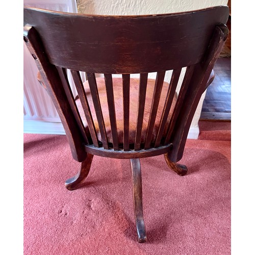 118 - An early 20thC oak swivel office chair. Height to back 85cm.