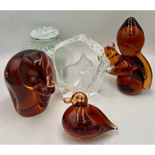 472 - Glass to include Wedgwood duck, squirrel, elephant, Mdina vase and a Mats Jonasson squirrel.