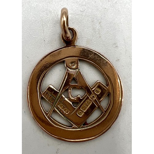 619 - A 9 carat gold Masonic pendant. Weight 2.6gm.