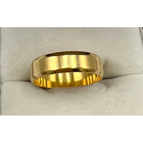 621 - An 18 carat yellow gold wedding band. Weight 3.4gm. Size M.