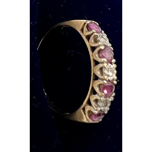 552 - A nine carat gold ring set with pink and clear stones. Size O. Weight 1.9gm.