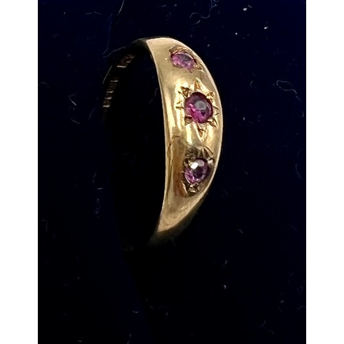 564 - A nine carat gold ring set with three pink stones. Size P, weight 1.3gm.