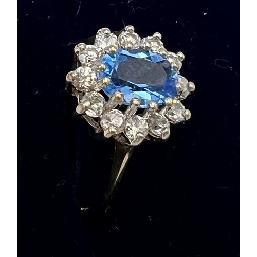 567 - A 9 carat gold cluster ring with blue and clear stones. Size M/N. Weight 1.8gm.