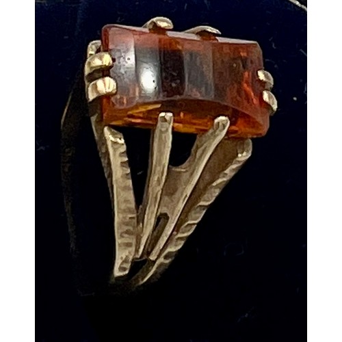 530 - A 9 carat gold ring set with orange stone. Size O. Weight 3.6gm.