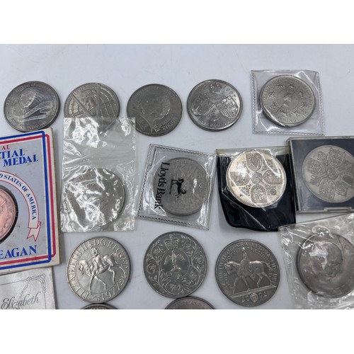 826 - Various coinage to include 20 x pounds/crowns, threepences, two pound coins , American dollars, a no... 