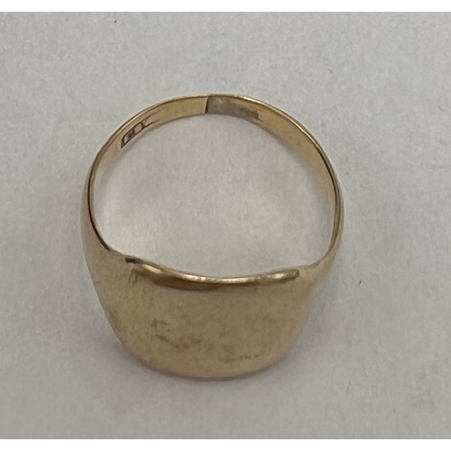 601 - An unmarked yellow metal signet ring. Tests as 9 carat. Size G. Weight 2.8gm.