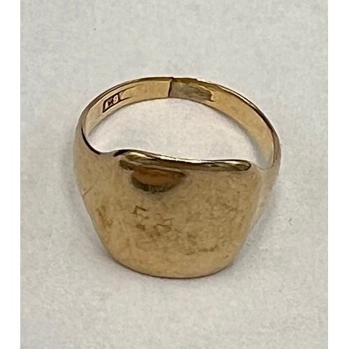 601 - An unmarked yellow metal signet ring. Tests as 9 carat. Size G. Weight 2.8gm.