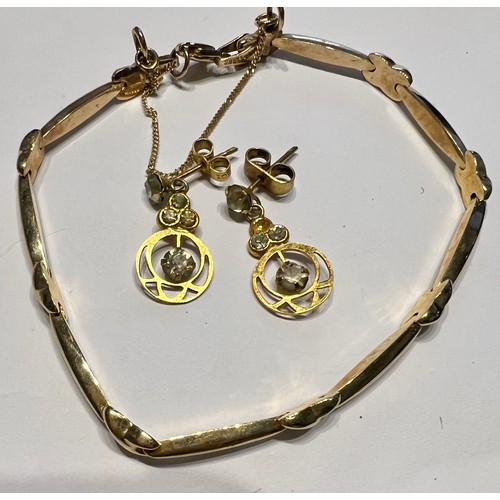 606 - Fourteen carat gold to include two bracelets, earrings and a pendant. Total weight 8.2gm.