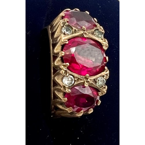 608 - A nine carat gold ring set with clear and pink stones. Size P. Weight 4.2gm.