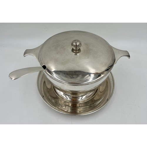 923 - A silver lidded tureen on stand with ladle, Sheffield 1935 with Jubilee mark, maker Viners Ltd. Ture... 