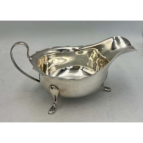 924 - Silver sauce boat, Sheffield 1940, maker Viners Ltd. Weight 108gm.