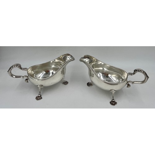 925 - A pair of silver sauce boats. Sheffield 1966, maker Samuel Smith. Total weight 842gm.