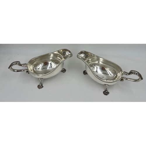 925 - A pair of silver sauce boats. Sheffield 1966, maker Samuel Smith. Total weight 842gm.