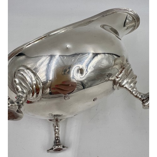 925 - A pair of silver sauce boats. Sheffield 1966, maker Samuel Smith. Total weight 842gm.