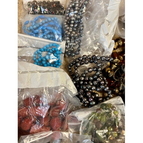 577 - A large quantity of vintage beads to include Chinese carved heads, pearls, glass, loose moonstone, n... 