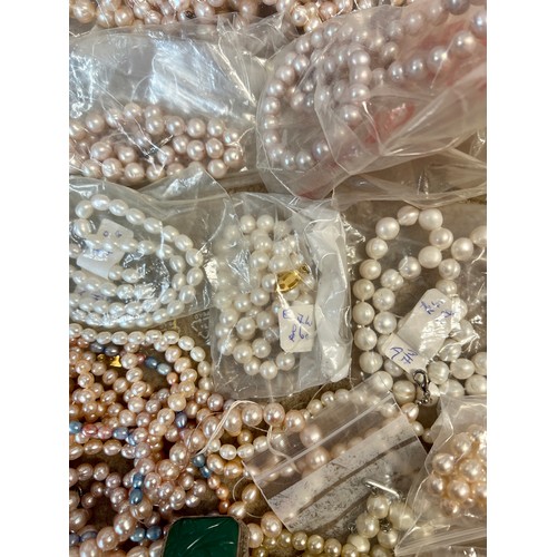 578 - A large quantity of cultured, seed and simulated pearl necklaces and loose beads.