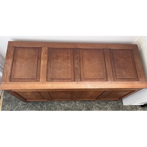 160 - An oak Colin Beaverman Almack blanket box with panelled top and signature beaver to side. 120cm w x ... 