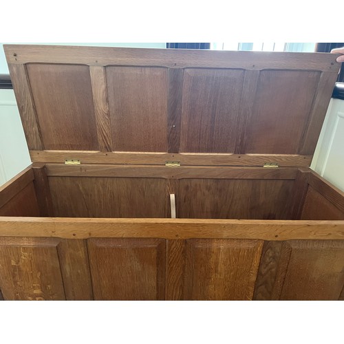 160 - An oak Colin Beaverman Almack blanket box with panelled top and signature beaver to side. 120cm w x ... 