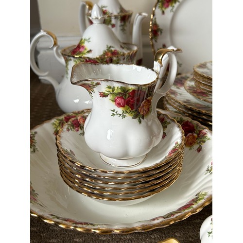 439 - Royal Albert Country Roses part tea and dinner service comprising  : 7 x dinner plates 26cm d, 1 x s... 