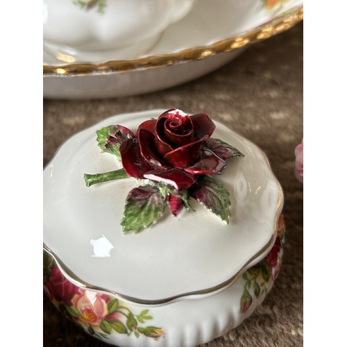 439 - Royal Albert Country Roses part tea and dinner service comprising  : 7 x dinner plates 26cm d, 1 x s... 